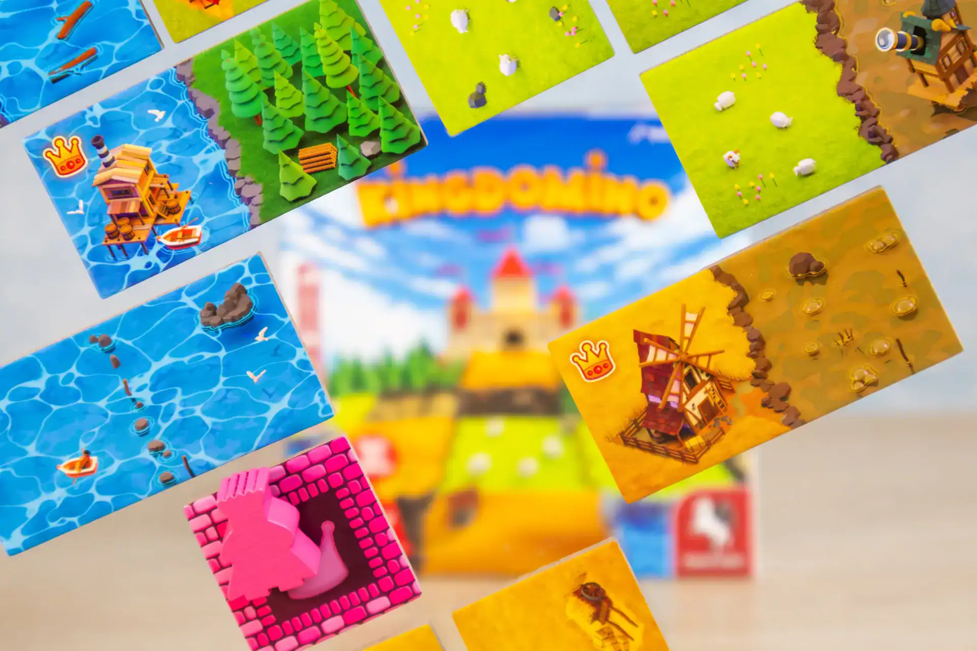 Verschiedene Spielkarten und Spielmaterialien für Brettspiele, Nahaufnahme.