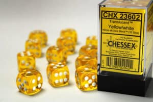 Gelbe Würfel und Spielbox auf weißem Hintergrund.
