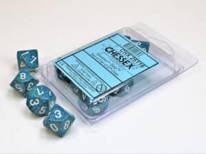 Blau schimmernde Würfel mit weißen Zahlen, in Klarsichtbox.
