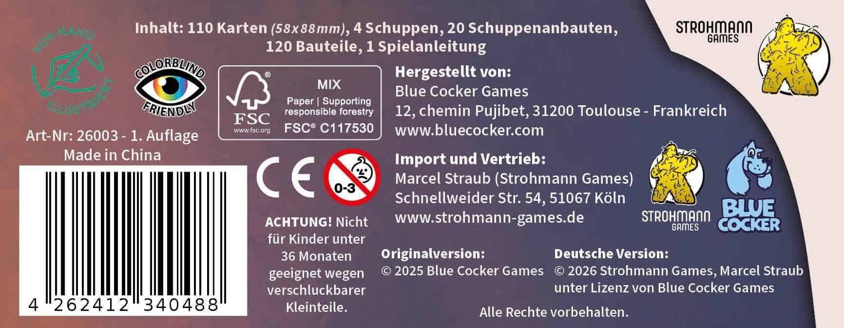 Verschiedene Spielkarten, Würfel, Meeples und Spielmaterial auf einem Tisch.