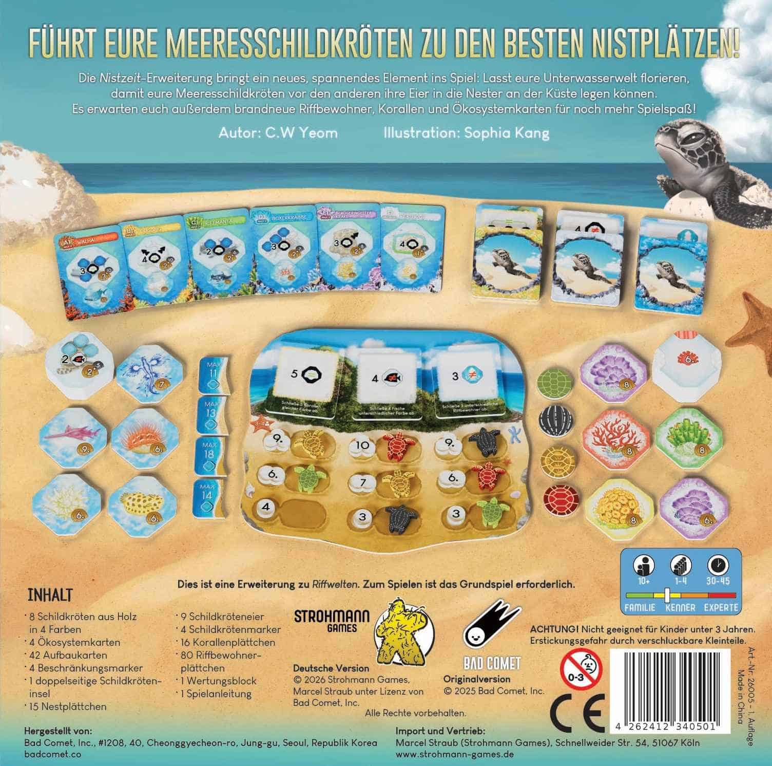 Brettspiel-Erweiterung mit Karten, Figuren und Komponenten auf Sand.